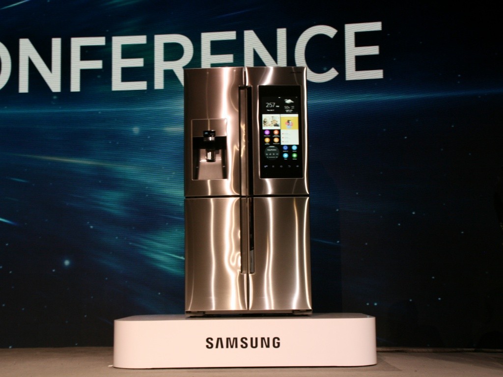 Con la nevera Samsung Family Hub, el entretenimiento del hogar se pasa a la cocina. 