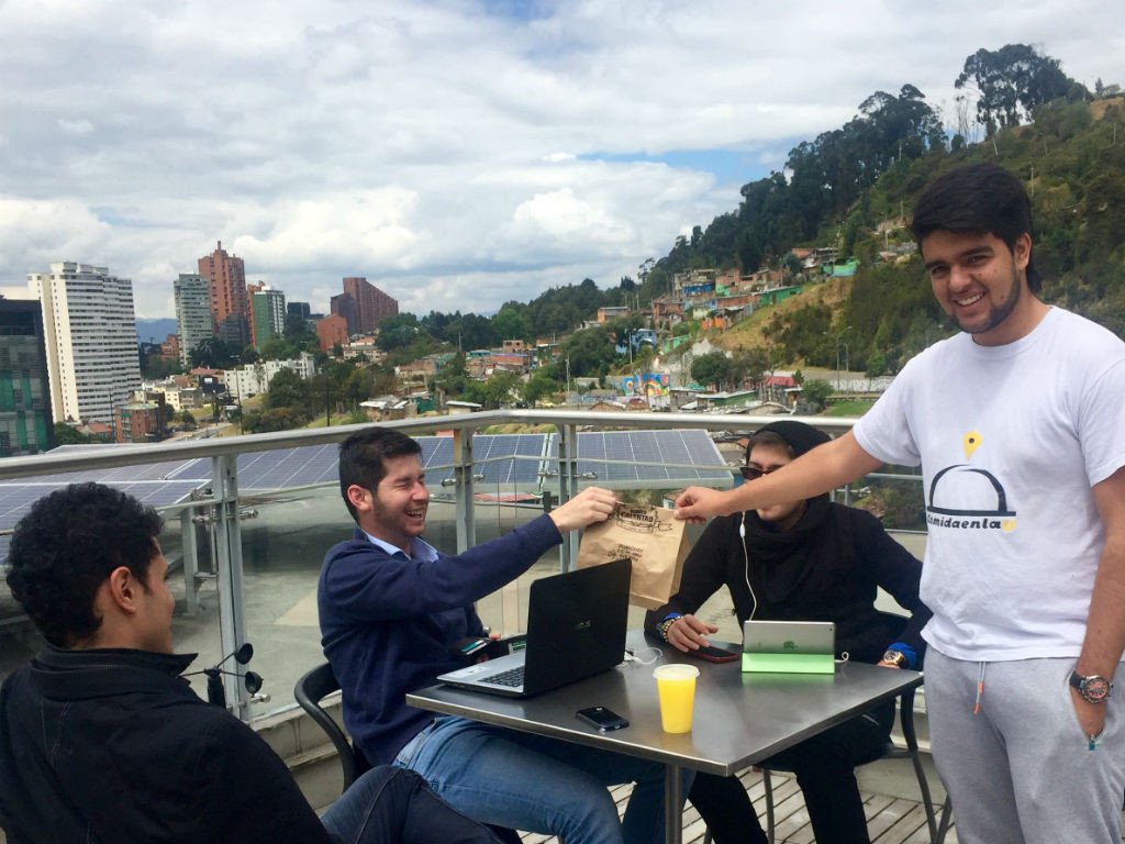 Pide tu comida con ComidaenlaU, que un compañero tuyo puede llevártela a cualquier lugar del campus. 