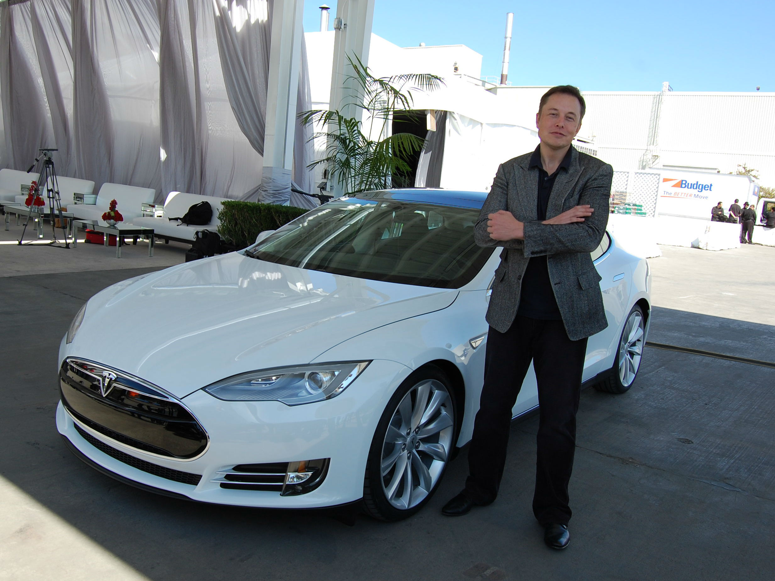 Los anteriores modelos de Tesla estaban aproximadamente en 80.000 dólares. 
