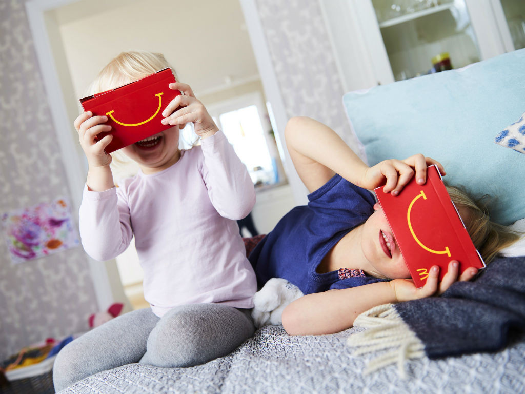 Los niños tienen contacto con sets de realidad virtual gracias a sus cajitas felices. 