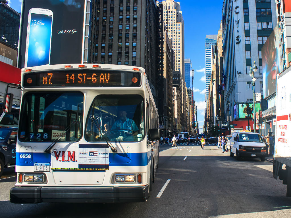 Los buses de Nueva York se modernizan con Wi-Fi y puertos USB. 