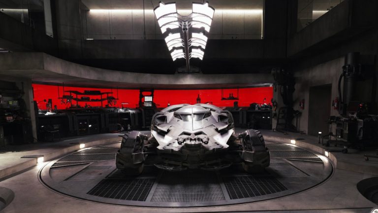 Da un recorrido virtual por la 'Baticueva' de 'Batman V Superman' • 