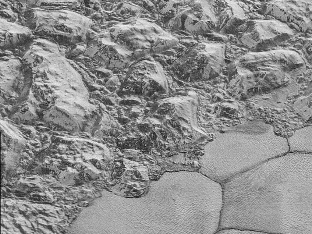 Orilla montañosa de Sputnik Planum. Imagen: NASA. 