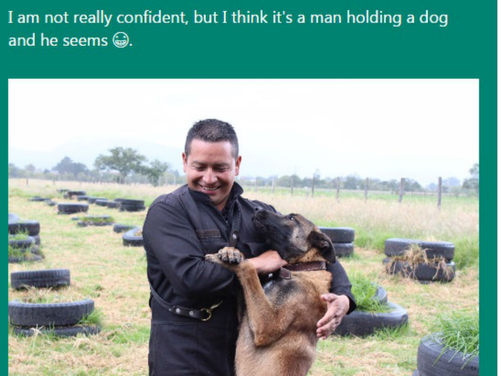 Captionbot cree, aunque no está seguro, que es un hombre agarrando a un perro y que parece muy feliz ¡Bravo!