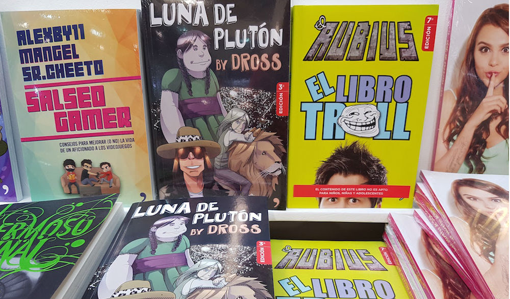 Muchos libros de youtubers en la Feria del libro. 