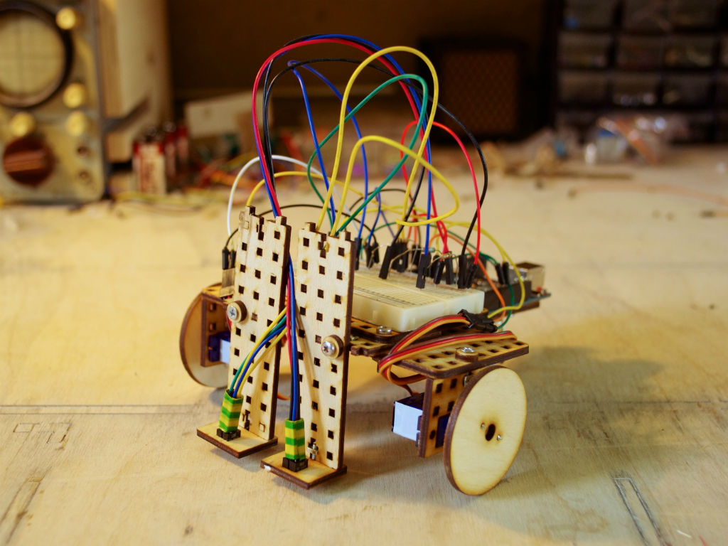 Aprende a construir tu propio robot en casa con videos y cursos sencillos. 
