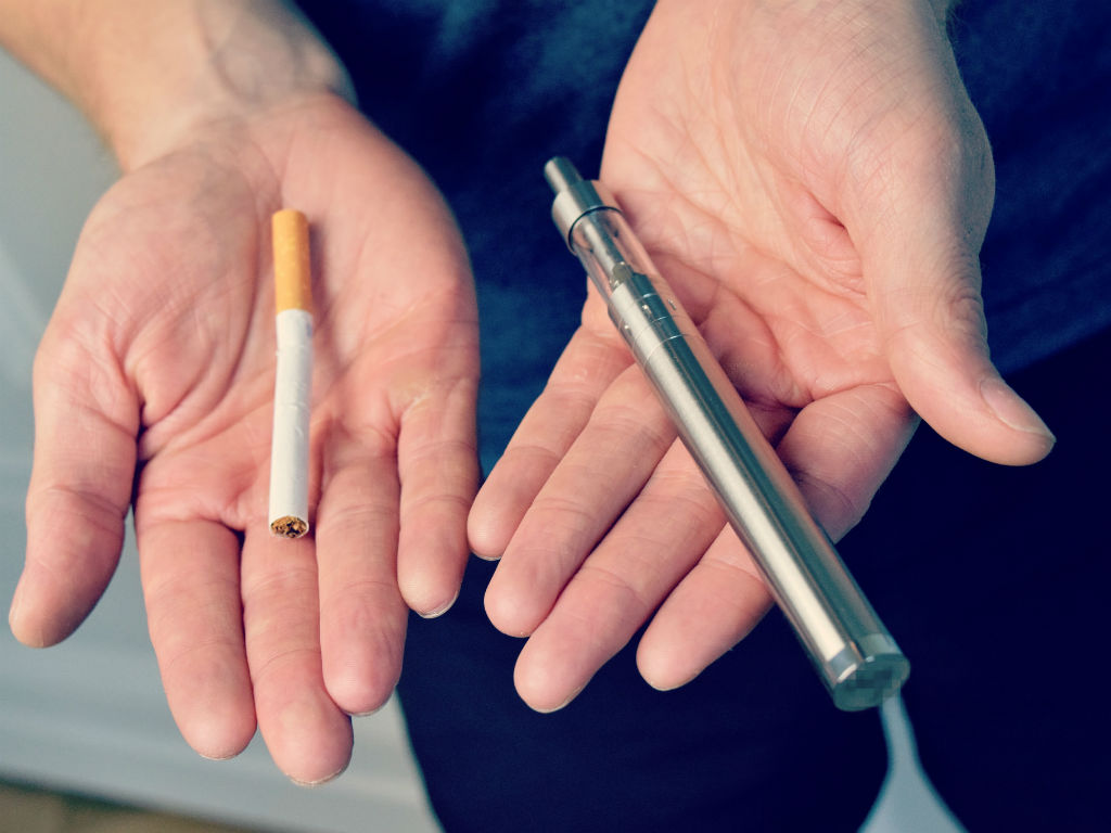 Aunque menos que los cigarrillos convencionales, los e-cigarretes también traen daños a la salud. 