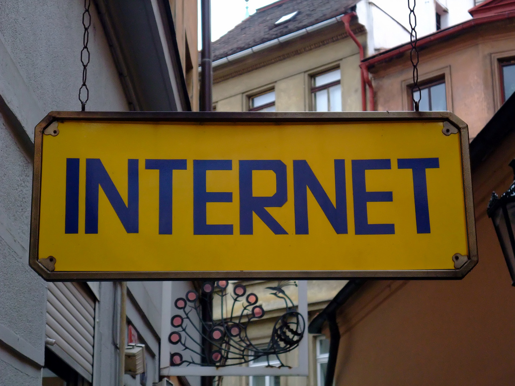 Los gobiernos no deberían ejercer control sobre el servicio de internet. 