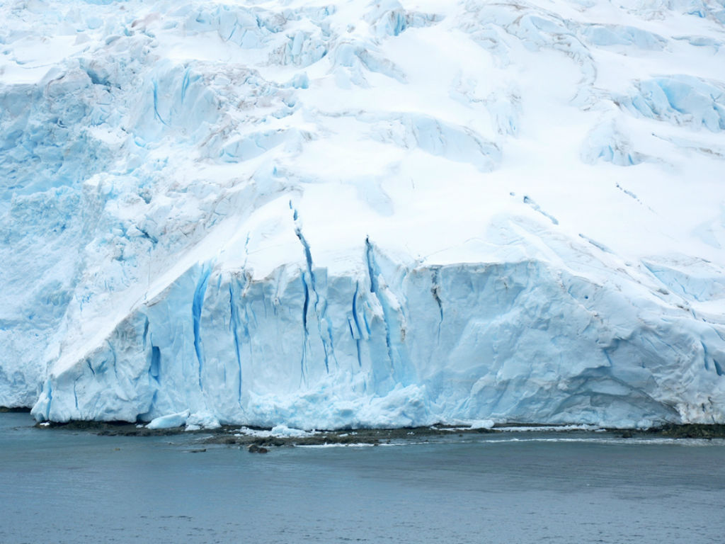 El hielo más grueso protege al hielo nuevo y frágil. 