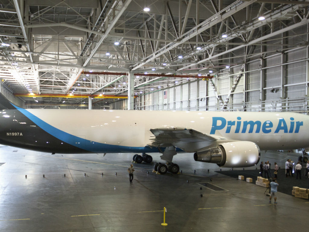 El primer avión de carga de Amazon ya está listo para volar. 