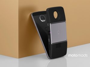 Los Moto Mods dotan al equipo de nuevas funcionalidades, como un proyector. 