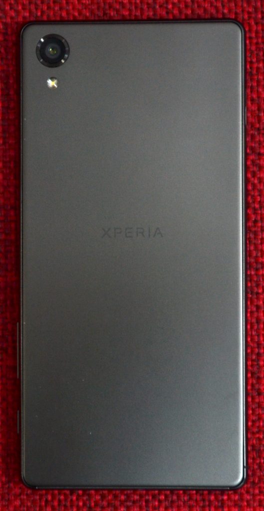 La parte trasera del Xperia X es de metal.