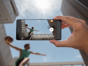 El Xperia XA es un equipo con bisel casi inexistente a lado y lado de la pantalla. 