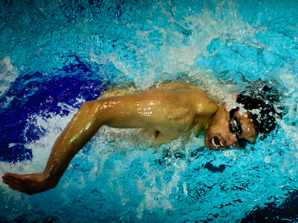 Tomar fotos debajo del agua en una competencia olímpica es imposible para un humano. 