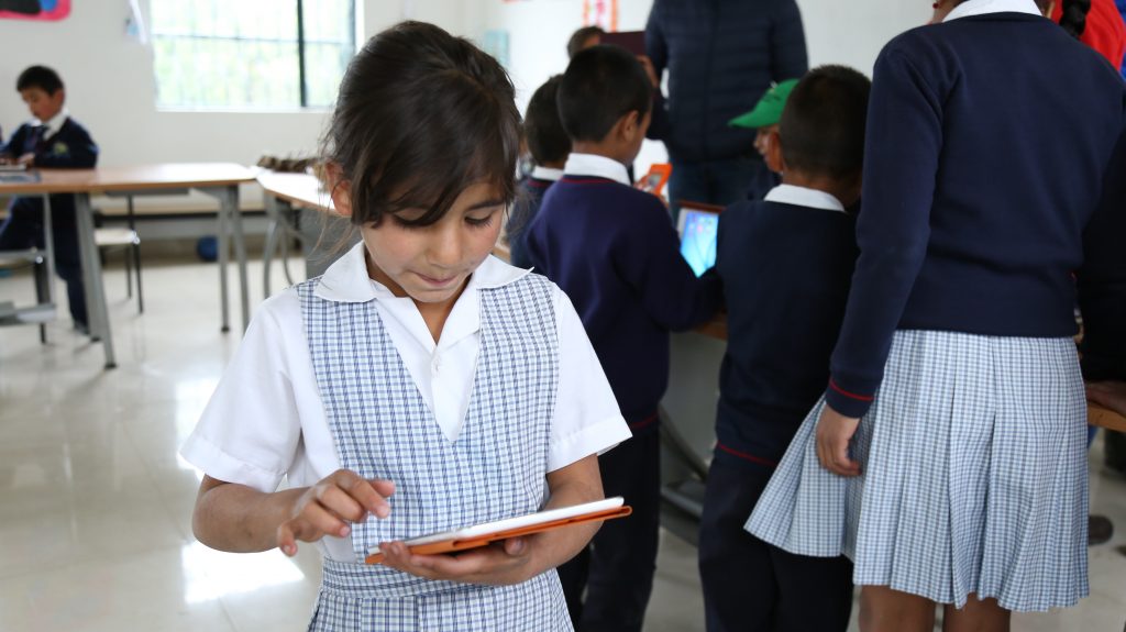 Estudiante de I.E.D Sede Aposentos en el municipio de Cucunubá, Cundinamarca haciendo uso de una tablet. 