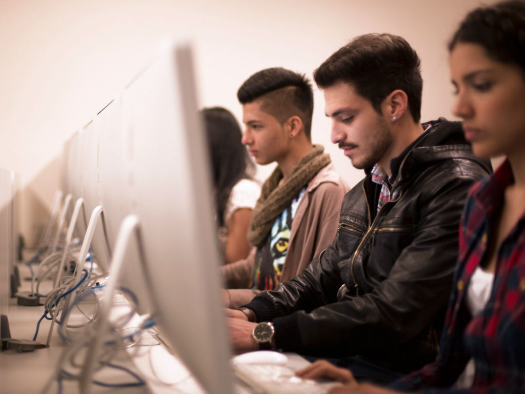 Las empresas aprovechan para reclutar jóvenes talentos en programación. 
