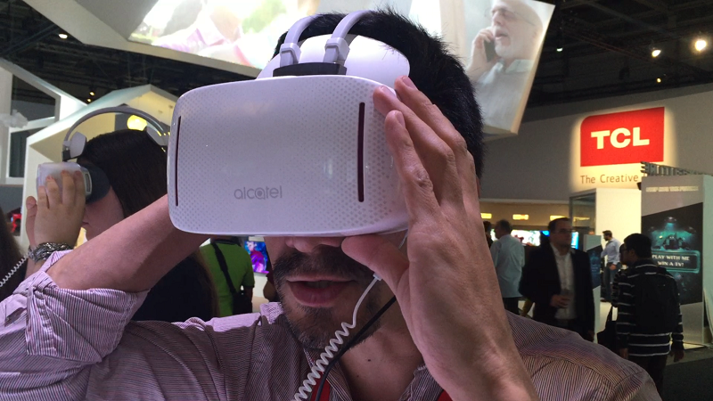 El dispositivo Vision, de Alcatel, integra toda la experiencia VR en un mismo aparato.