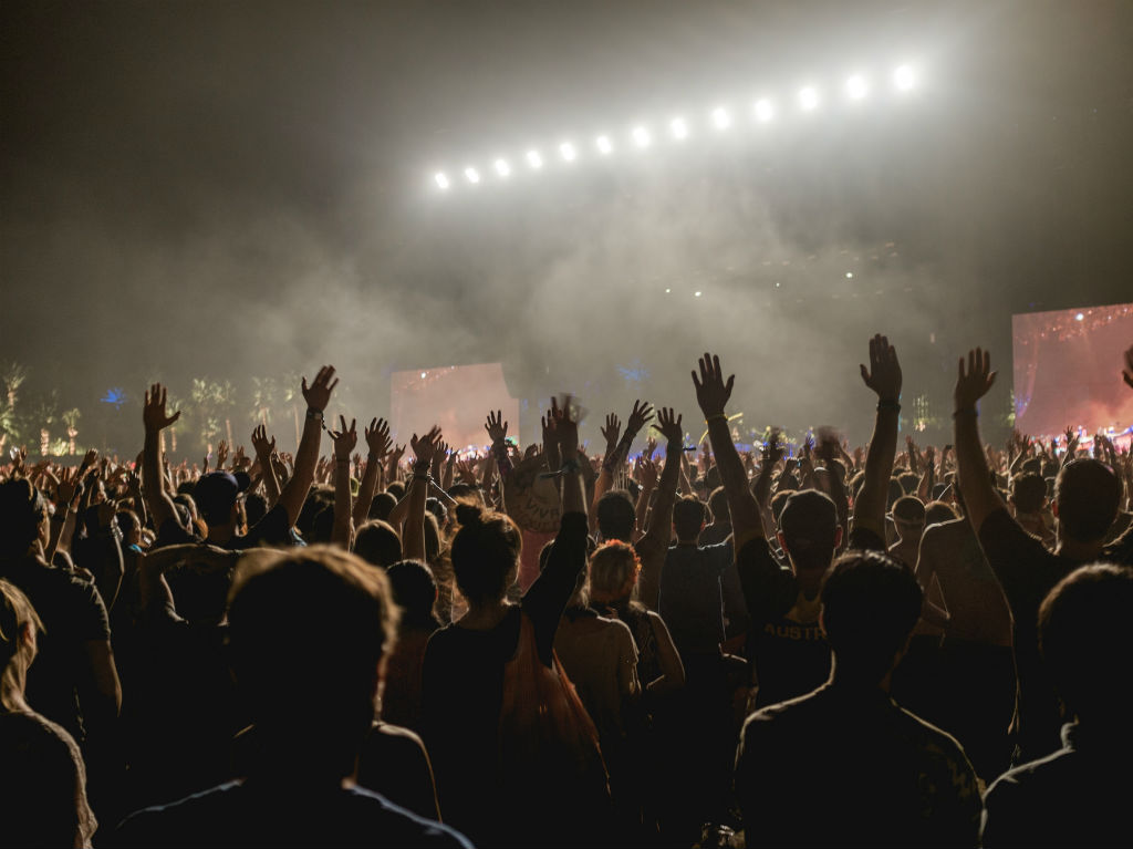 Los espectáculos como conciertos están soportados por tecnología de audio y video.