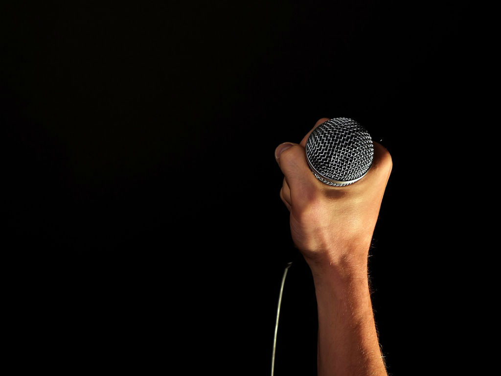 Las voces creadas en computador suelen sonar artificiales. 