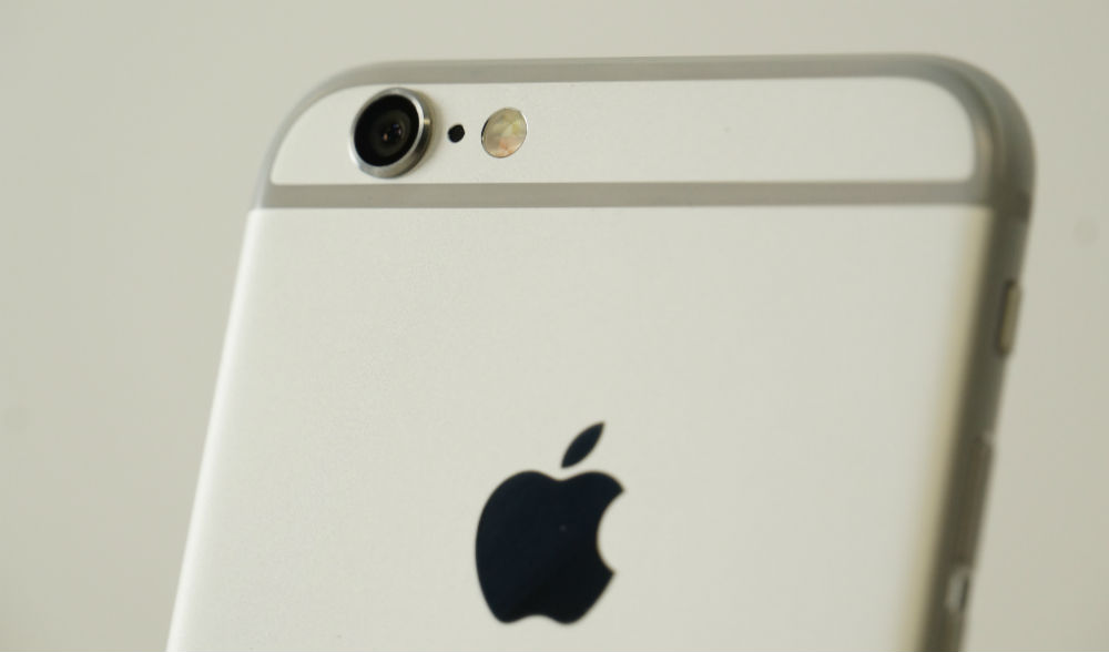 El teléfono cuenta con una cámara con sensor de 8 megapíxeles.