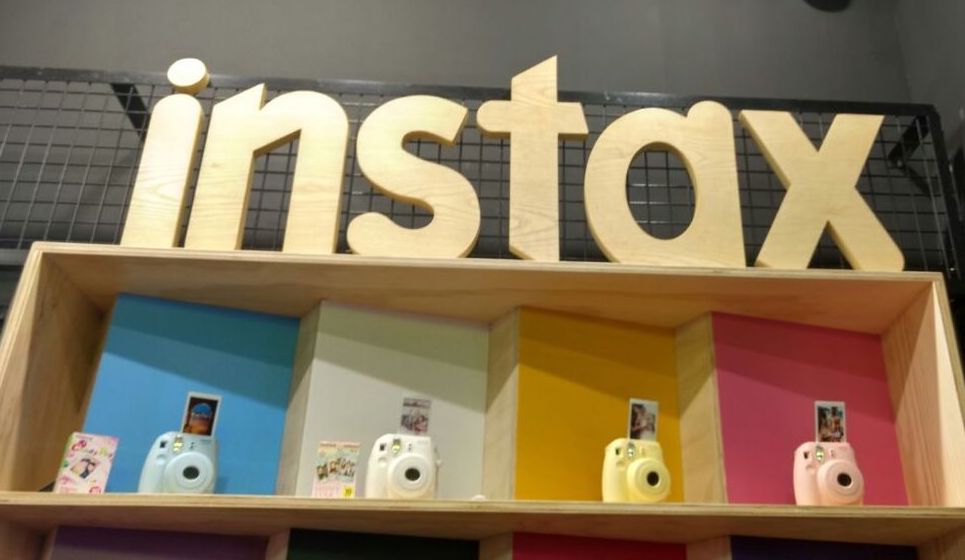 Puedes encontrar la Instax mini 8 en esta tienda.