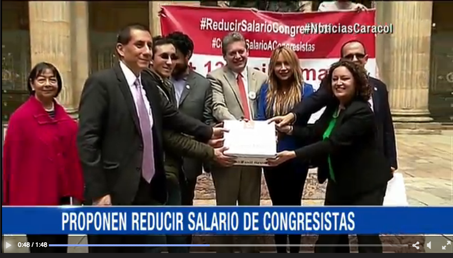 Entrega de firmas para reducir el salario de los congresistas. 