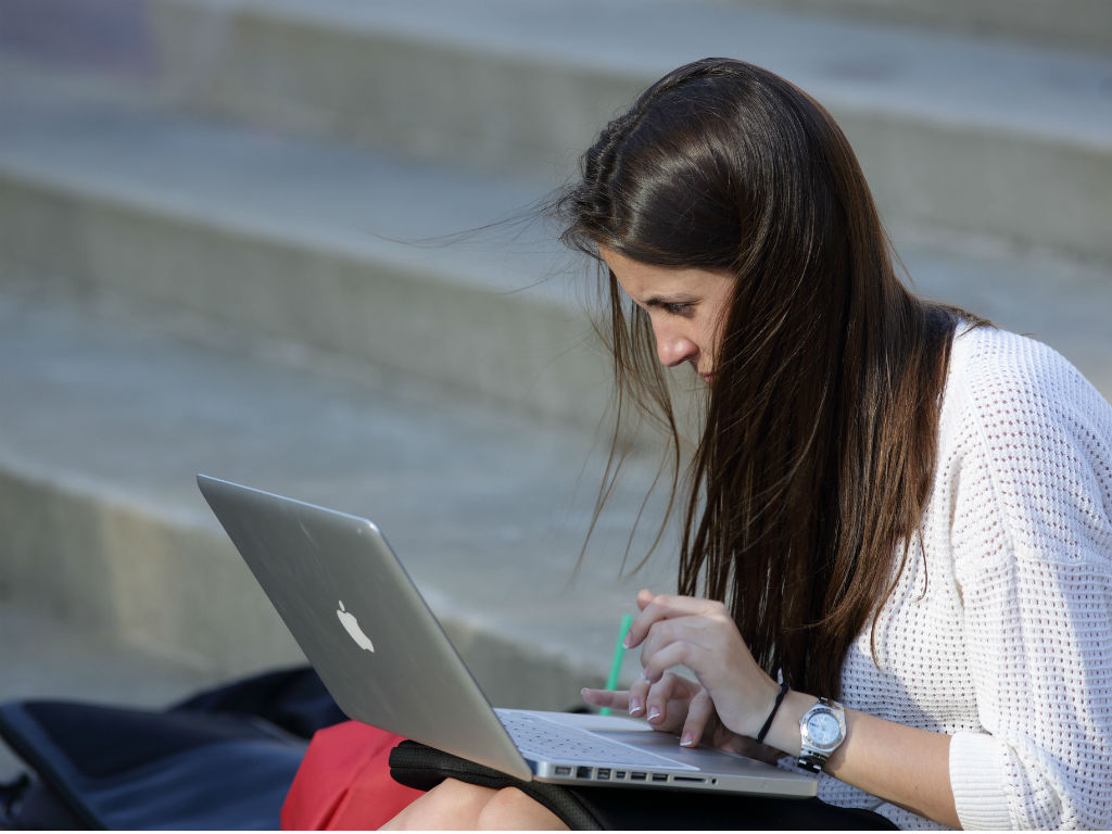 Las mujeres son las más afectadas por el acoso en internet. 