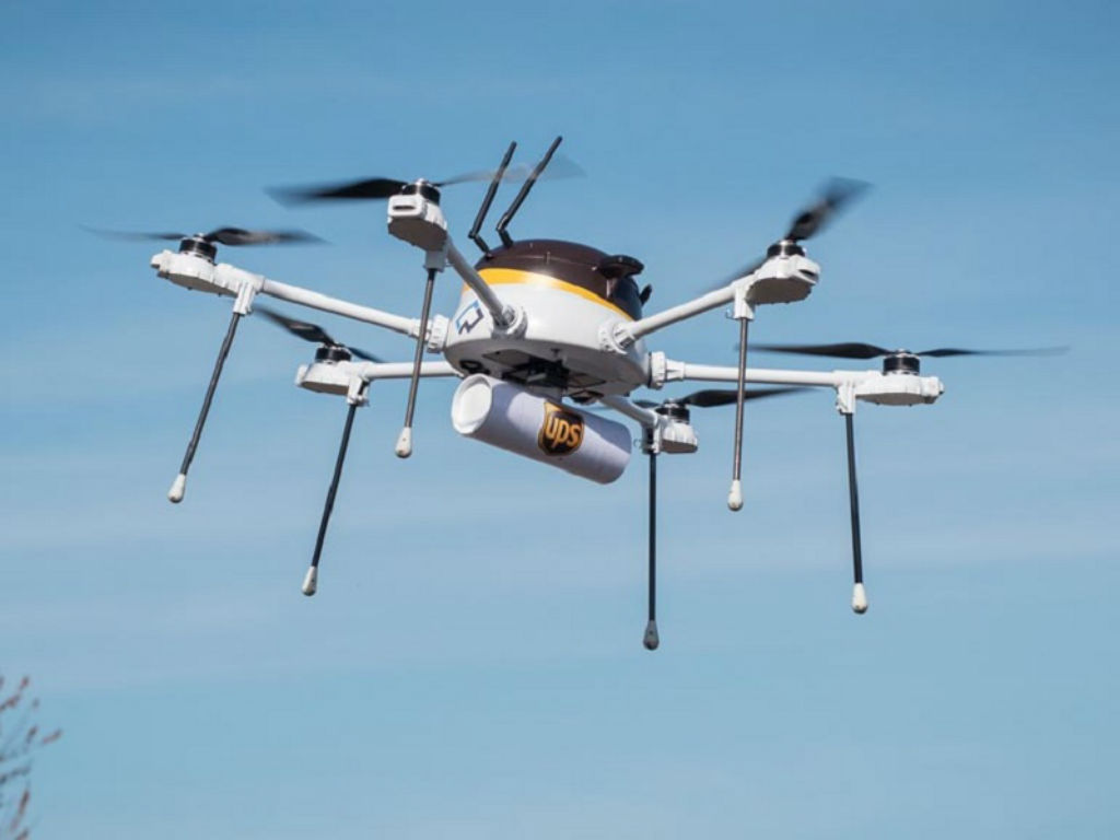 UPS y CyPhy Works prueban entregas de paquetes comerciales con drones.