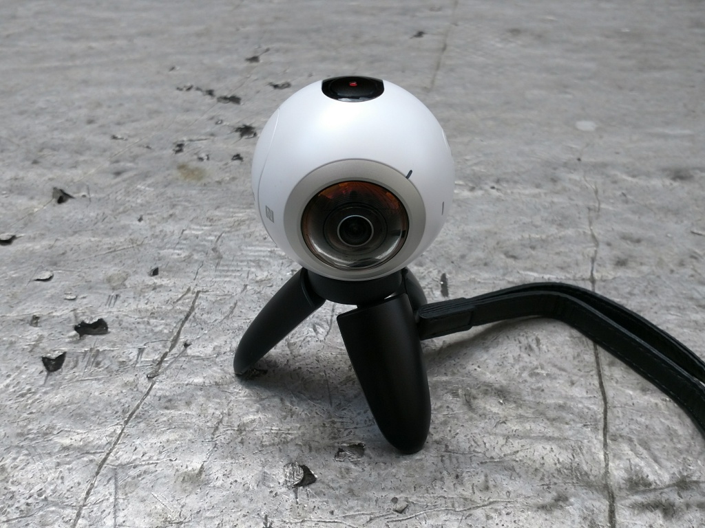 La Gear 360 es la cámara de Samsung que graba videos y toma fotos en 360 grados. 