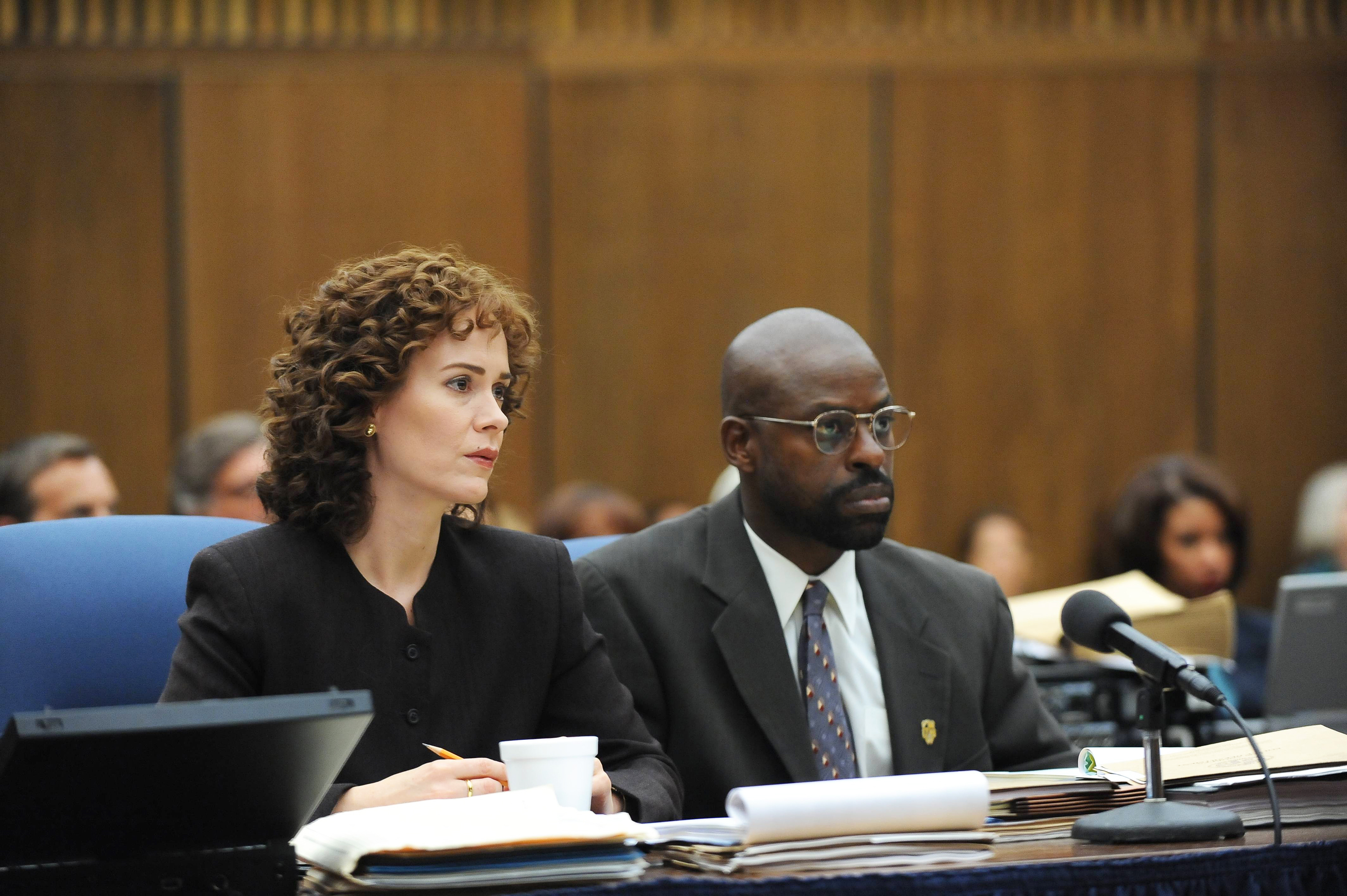THE PEOPLE v. O.J. SIMPSON: AMERICAN CRIME STORY "Marcia, Marcia, Marcia" Episode 106 (Airs Tuesday, March 8, 10:00 pm/ep) -- Pictured: (l-r) Sarah Paulson a Marcia Clark, Sterling K. Brown as Christopher Darden. CR: Ray Mickshaw/FX