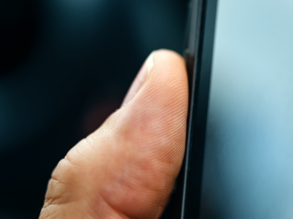 El nuevo lector de huellas de Synaptics que se ubica debajo de la pantalla podría estar en el próximo Galaxy S8.