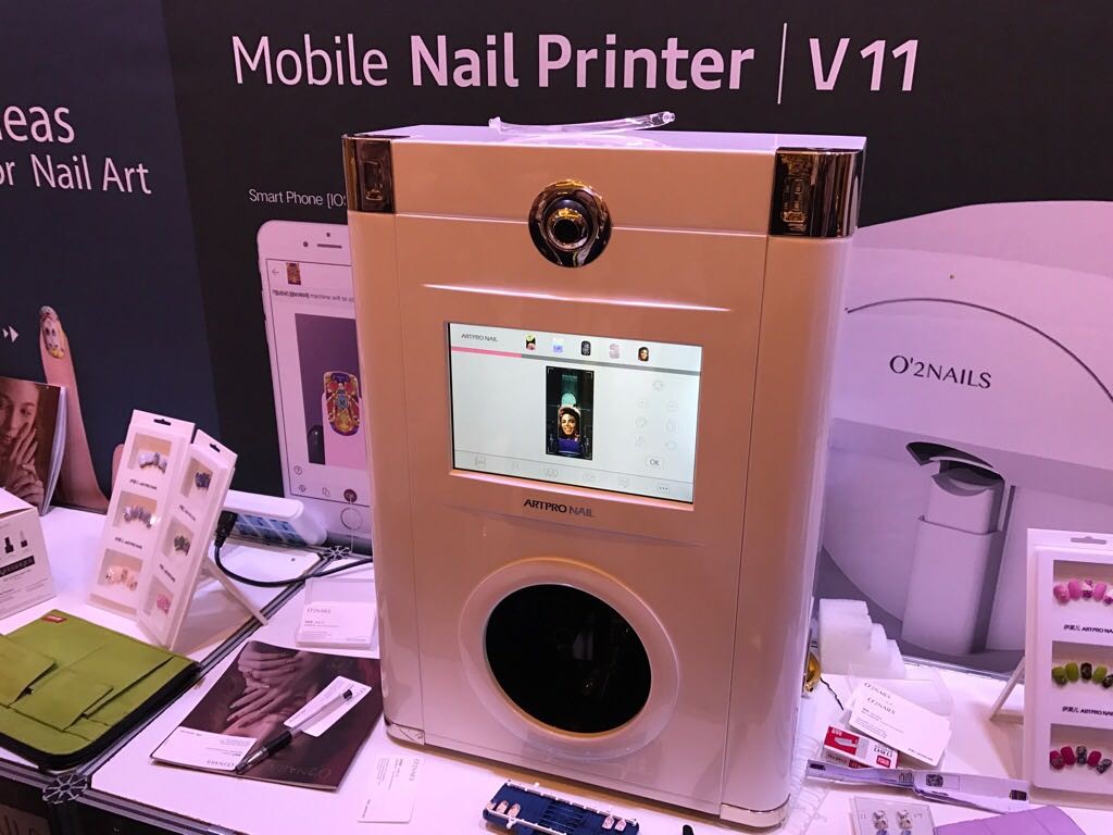 Con O'2 Nails puedes imprimir tus diseños favoritos en tus uñas.