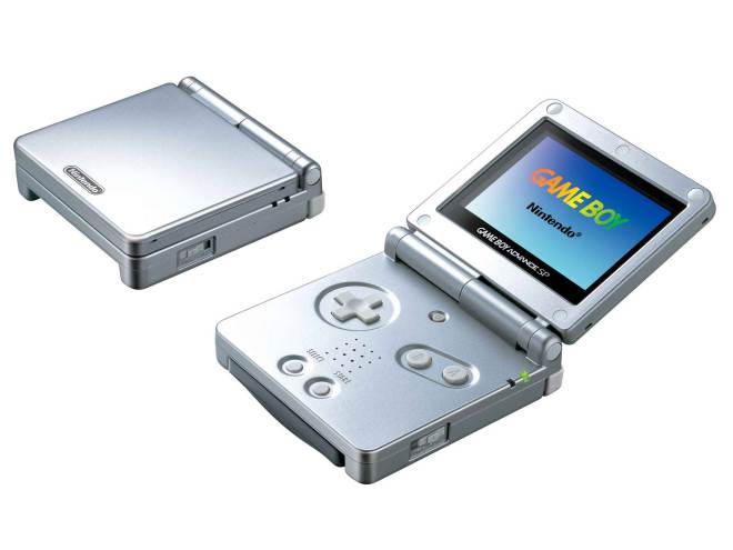 Una versión más compacta del Game Boy Advance, que podía doblarse y su pantalla incluía luz. 