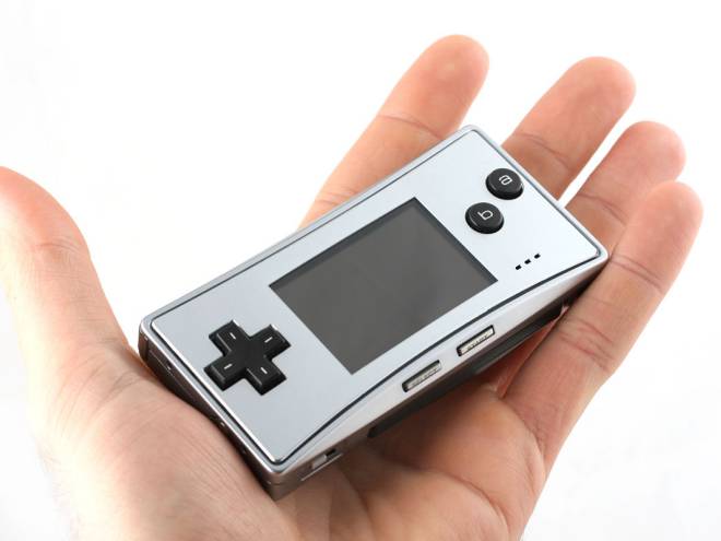 Como pueden notarlo fue el Game Boy más pequeño jamás creado. Solo soportaba juegos de Advance. 