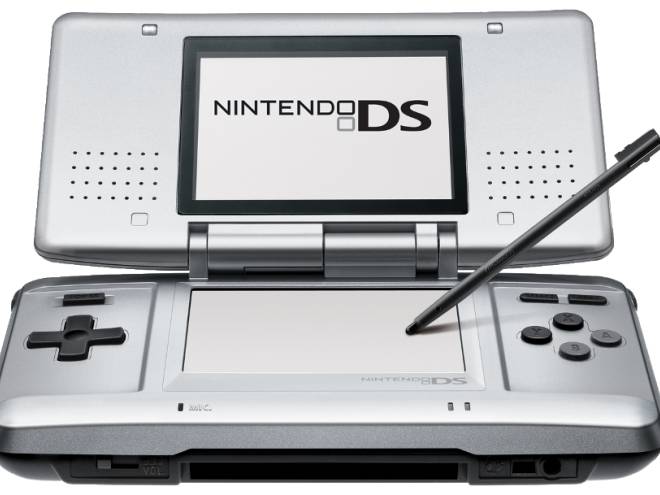Desde Game & Watch Nintendo regresa a las pantallas dobles con el DS, una consola portátil con gráficos 3D y una pantalla táctil. 