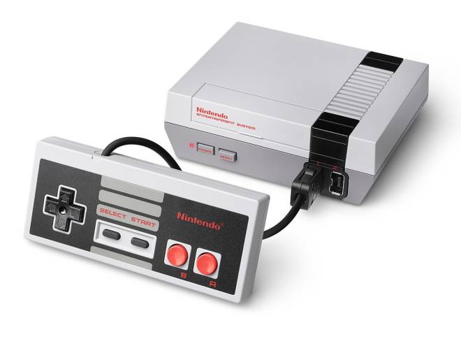 El producto más popular de Nintendo en años. Es una pequeña réplica del NES, que incluye 30 juegos de la consola. No tiene conexión a internet. Los controles tienen el tamaño original.