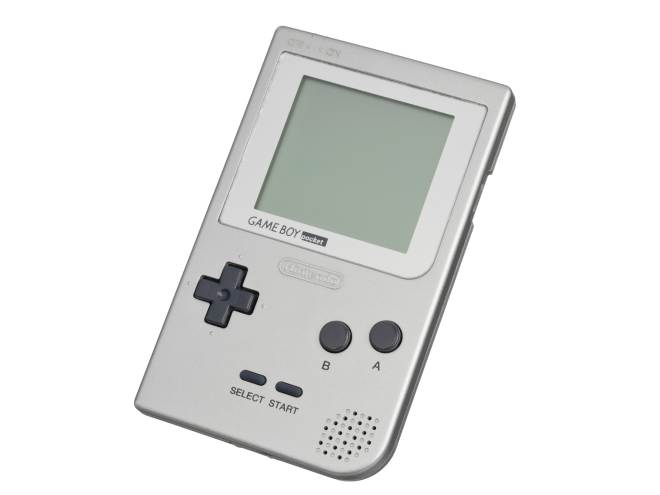 Una versión más compacta que el Game Boy original, sin el tono verdoso en pantalla. 