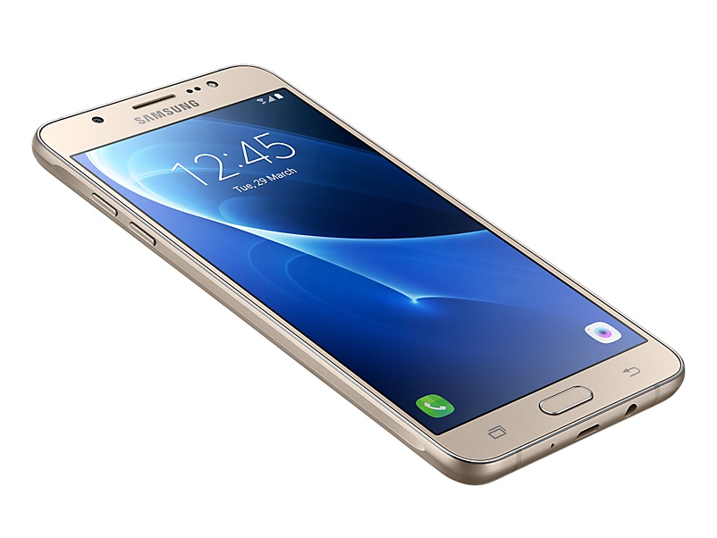 El Galaxy J7 (2016) cuenta con 2 GB de RAM).