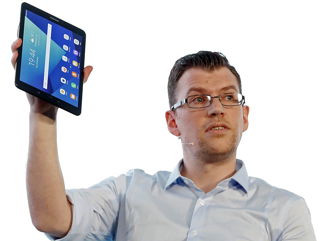 Mark Notton, muestra la nueva tableta Samsung Galaxy Tab S3 durante el MWC 17.