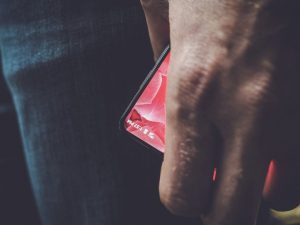 El smartphone sin biseles de Essential Productos nos recuerda al Xiaomi Mi Mix