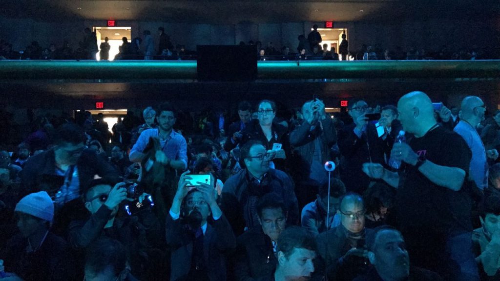 Periodistas y gente de todo el mundo en el auditorio para conocer de cerca el Galaxy S8. 