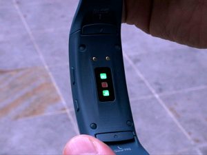 El Gear Fit 2 cuenta con sensor de ritmo cardiaco incorporado. 