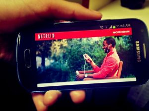 Una gran cantidad de contenidos de Netflix se visualiza a través de smartphones.