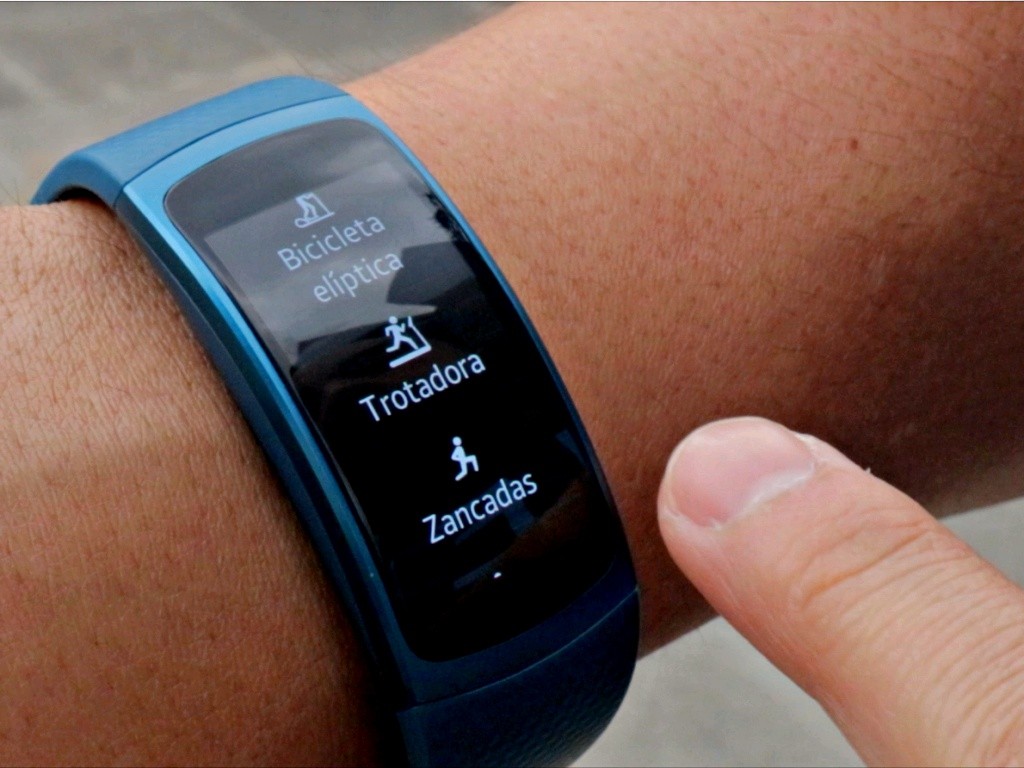 El Samsung Gear Fit 2 monitorea varios tipos de actividad física, inclusive bajo techo. 