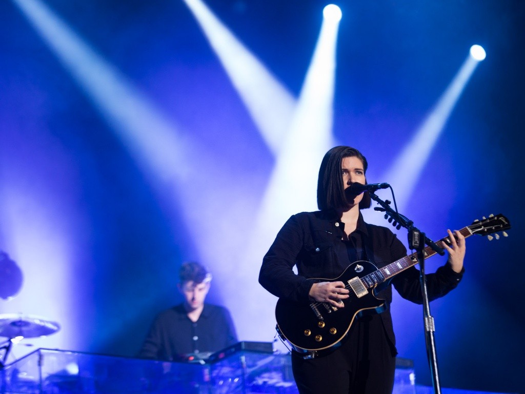 Romy (The XX) en el escenario del Estéreo Picnic 2017.