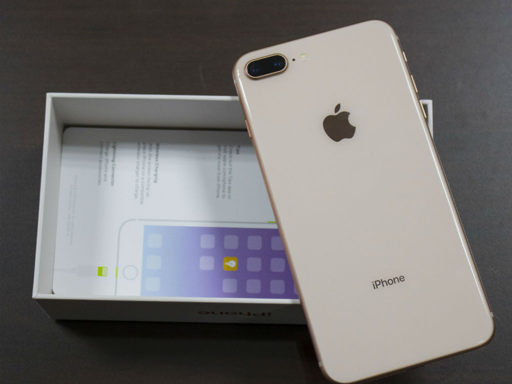 a sacar de su caja el iPhone 8 Plus • ENTER.CO