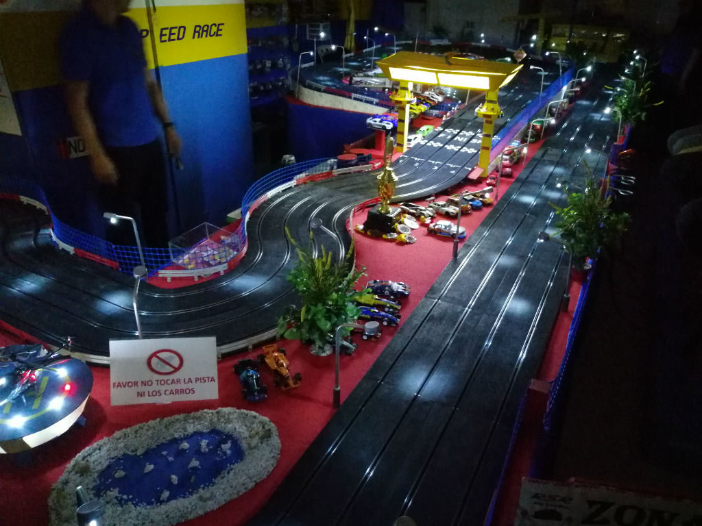 Asi Es Correr Una Valida Nocturna De Autos Deportivos En Pista De Riel Enter Co