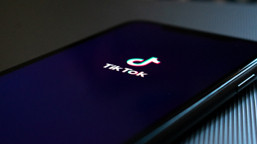 Celular mostrando el logo de Tik Tok