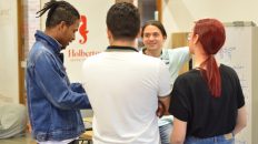 Cuatro personas hablando en la sede de Holberton Medellín