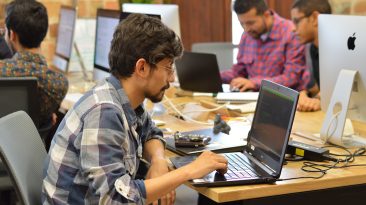 Hombre sentado trabajando en un computador